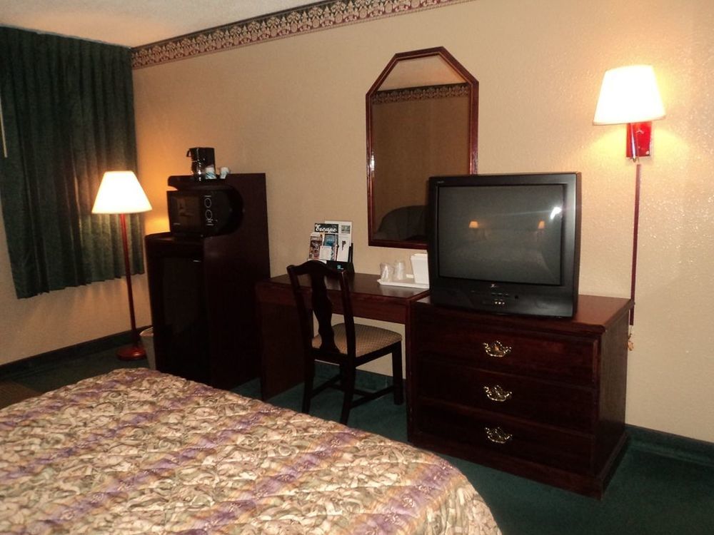 Continental Inn - Charlotte Room photo